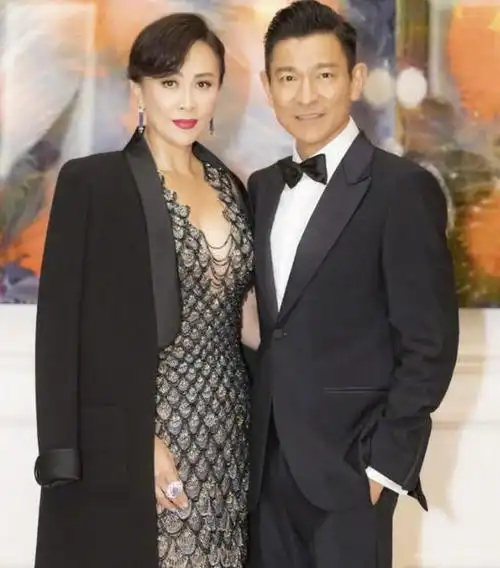 刘嘉玲身穿"鱼鳞装"秀好身材,与刘德华同框养眼十足!