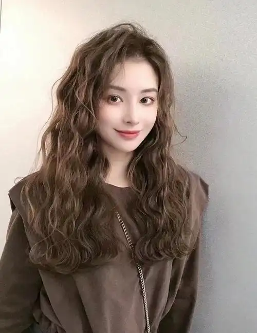 再不烫发就要过年了!辣妈张嘉倪羊毛卷发型减龄又洋气