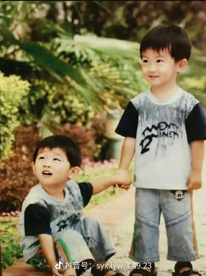 马嘉祺和马嘉诚小时候好可爱#马嘉祺 #马嘉诚 #双胞胎兄弟  - 抖音