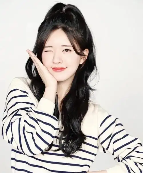 赵露思赵姐的发型非常的加分,选择的是半扎高马尾,完美地打造了高颅顶