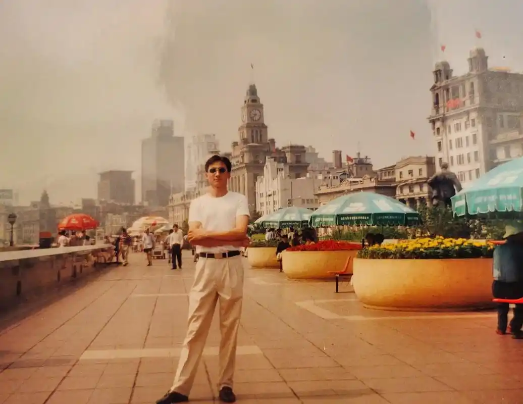 最近#上海外滩 有点火吖#跟个风吧 翻拍2000年的#老照片 - 抖音