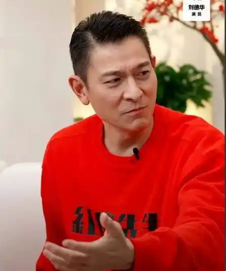 甚至有网友将他与刘德华的比较引入话题,让他在评价中显得更为尴尬.