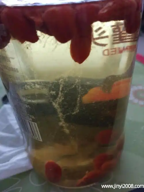 白酒泡枸杞有絮状物是否正常(白酒泡过的枸杞还能继续泡酒吗)