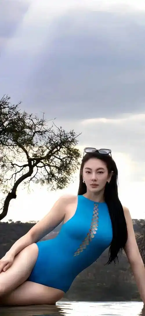 张雨绮性感泳装写真:一袭克莱因蓝连体泳衣,好身材,美艳又自信_魅力