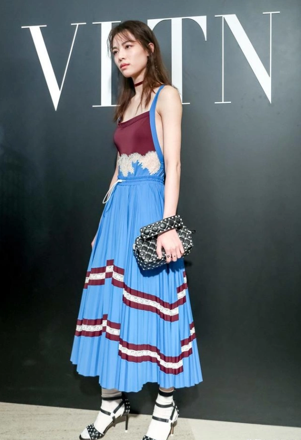 钟楚曦民族风连衣裙亮相,穿高跟凉鞋配白袜子,效果却出奇的好