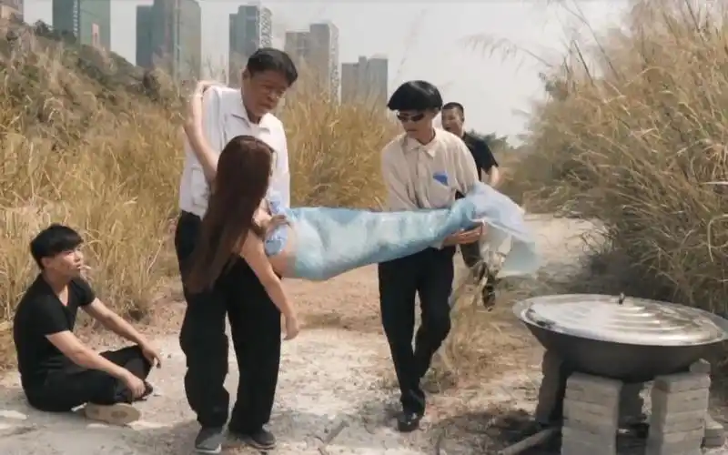 男子听说美人鱼汤大补,碰巧抓到了一条,二话不说就要炖了煮汤喝