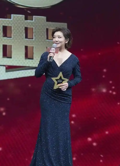 52岁江珊越发优雅了,一袭宝石蓝长裙高级华贵,不扮美靠气质取胜_衣服