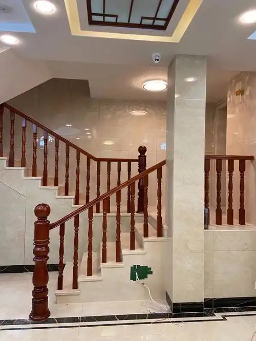 巴西花梨材质的实木楼梯扶手,在实木里面算中高端材质,木纹非常漂亮的