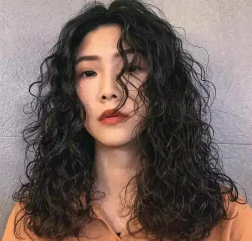 洋气小卷全头烫图片 长发羊毛卷真的美"炸"了