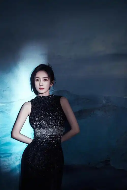 杨幂出席品牌直播活动一袭暗夜星河长裙美艳又不失贵气