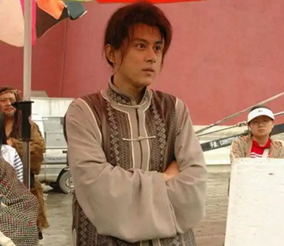 被周星驰相中,而且还在2001年《少年足球》中出演吴孟达小时候的少年