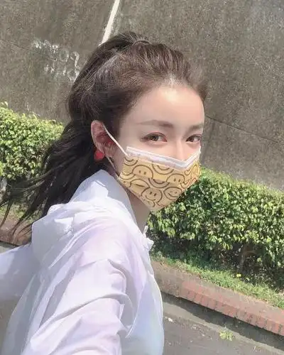 清新可爱戴口罩的美女