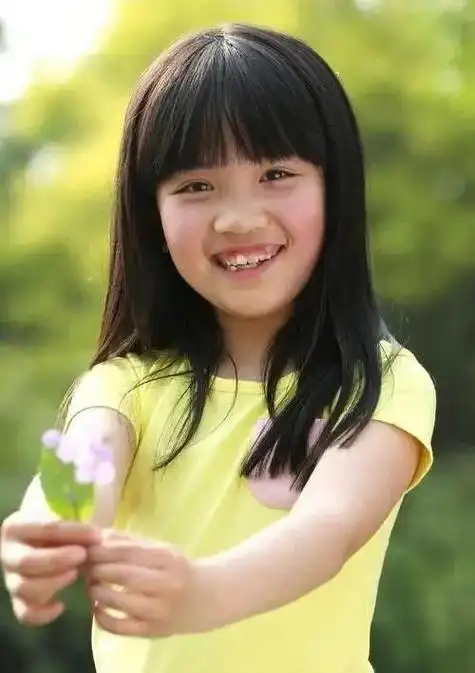 宁夏的7岁小女孩铁嘉欣,就因为一张笑脸爆红网络.