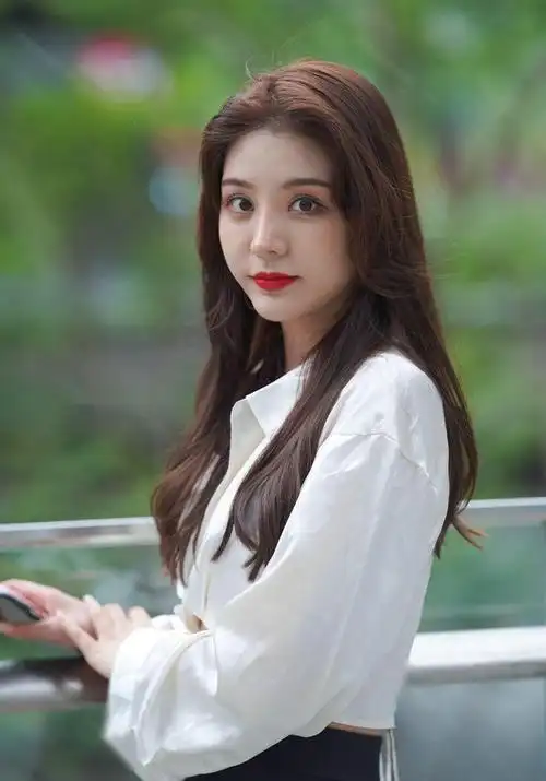 黑色短裤搭配白色丝质衬衫充满活力的少女形象很适合日常通勤