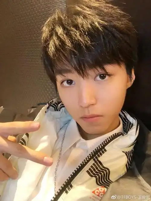 王俊凯发微博晒自拍 比剪刀手为2018加油