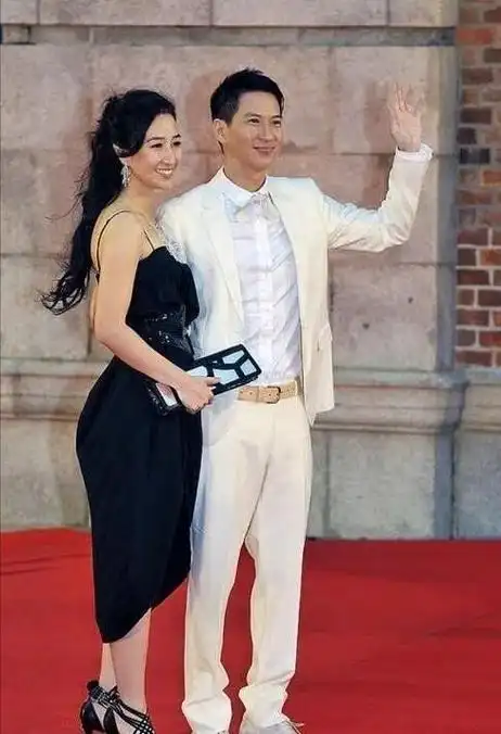 张家辉罕见携老婆亮相关咏荷身材丰腴窈窕一点不像59岁的人