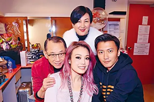 英皇老板杨受成与太太陆小曼,以及谢霆锋昨晚特意来捧容祖儿场.