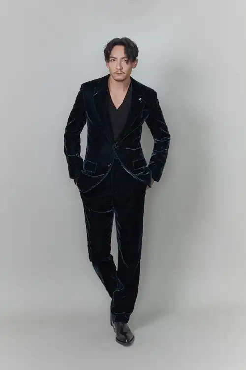 张震出席第23届台北电影奖墨绿西服彰显成熟型男风范