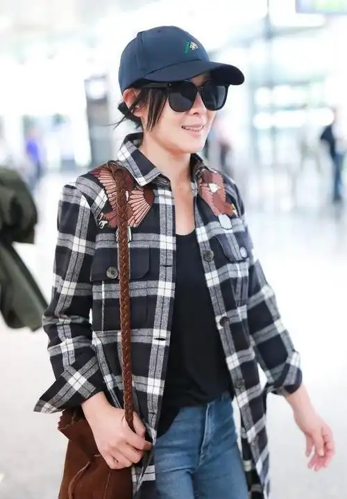 54岁刘若英带火了一种新穿法:条纹衬衫 格纹阔腿裤,时髦又减龄|刘若英