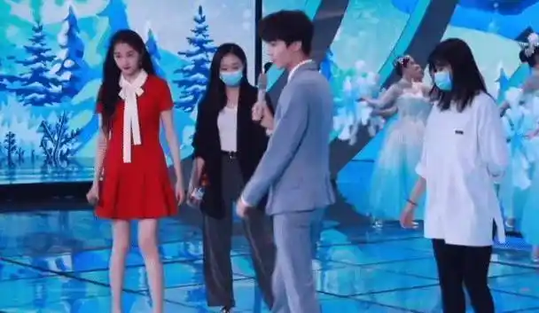 王俊凯等关晓彤彩排,迟到也不生气,小凯主动打招呼,生图也是巴掌脸