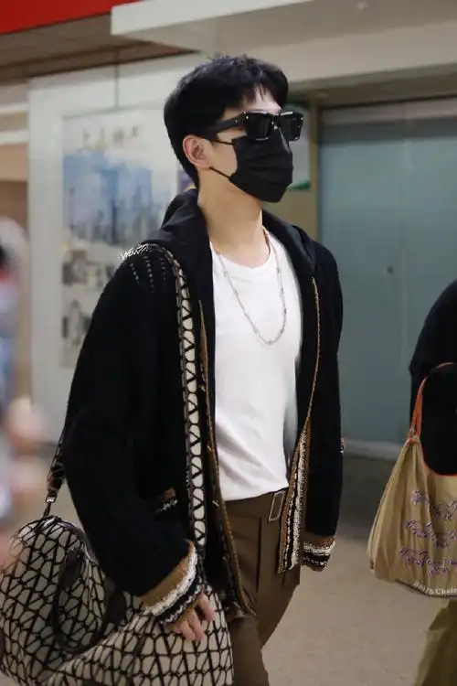 组图:杨洋上海出发飞往威尼斯朝粉丝挥手打招呼帅气满分第5张图片