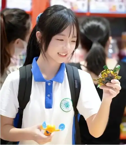 深圳校服"引领潮流",成就多名女高中生,是哪位男同学的助力?