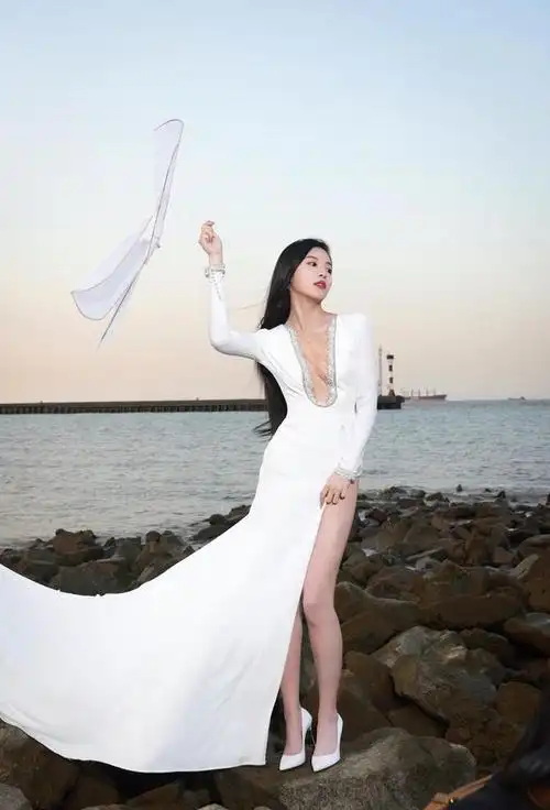 明星写真:孙芮深v高开叉长裙海边时尚美拍,高跟鞋美腿令人心动