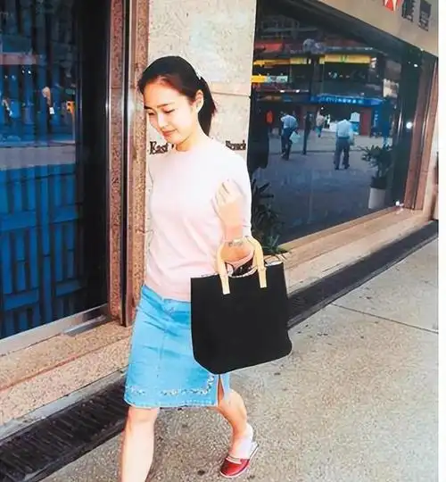 刘德华的伴舞赖文慧,已经踏上了另一条大道