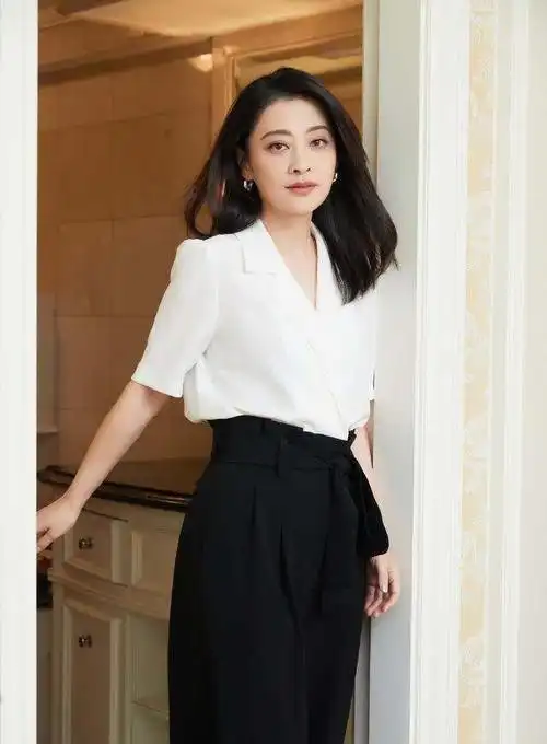 梅婷穿衣不拘小节条纹衬衫随性简约半裙穿成低腰款看着还挺美