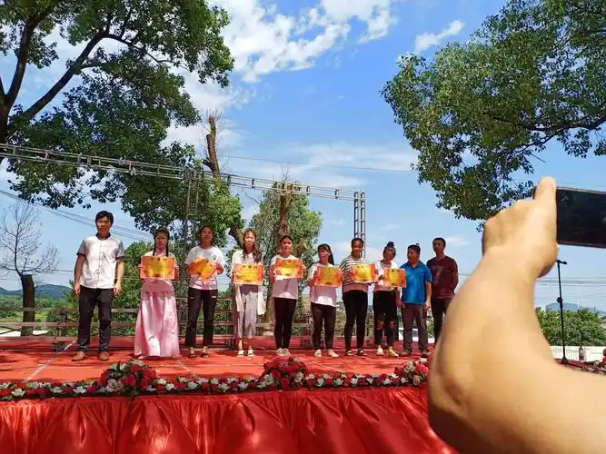 白水镇中学红色经典诵读竞赛暨喜迎建国七十周年,唱响伟大新时代红歌