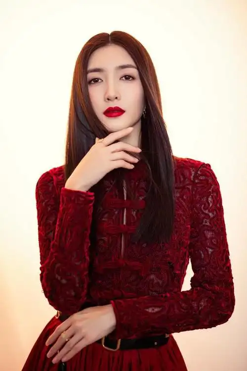 江疏影的中国红穿搭展现出精致贵气的高级感不愧是宅男女神