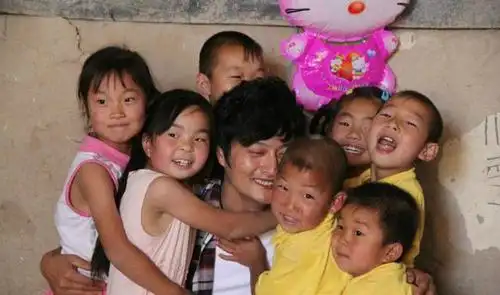 《星光大道》成名后,抛弃妻女换嫩老婆,如今原配带着女儿过日子_云飞