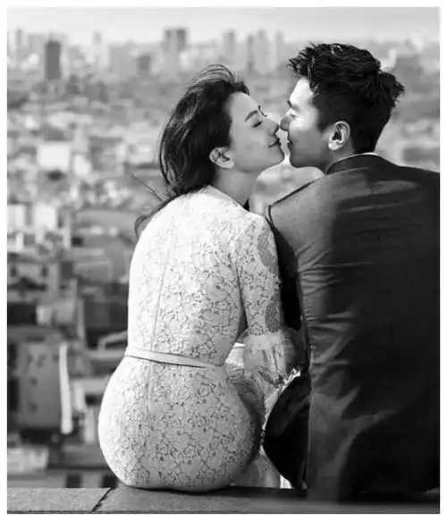 赵又廷综艺现场玩游戏与高圆圆互动笑翻网友