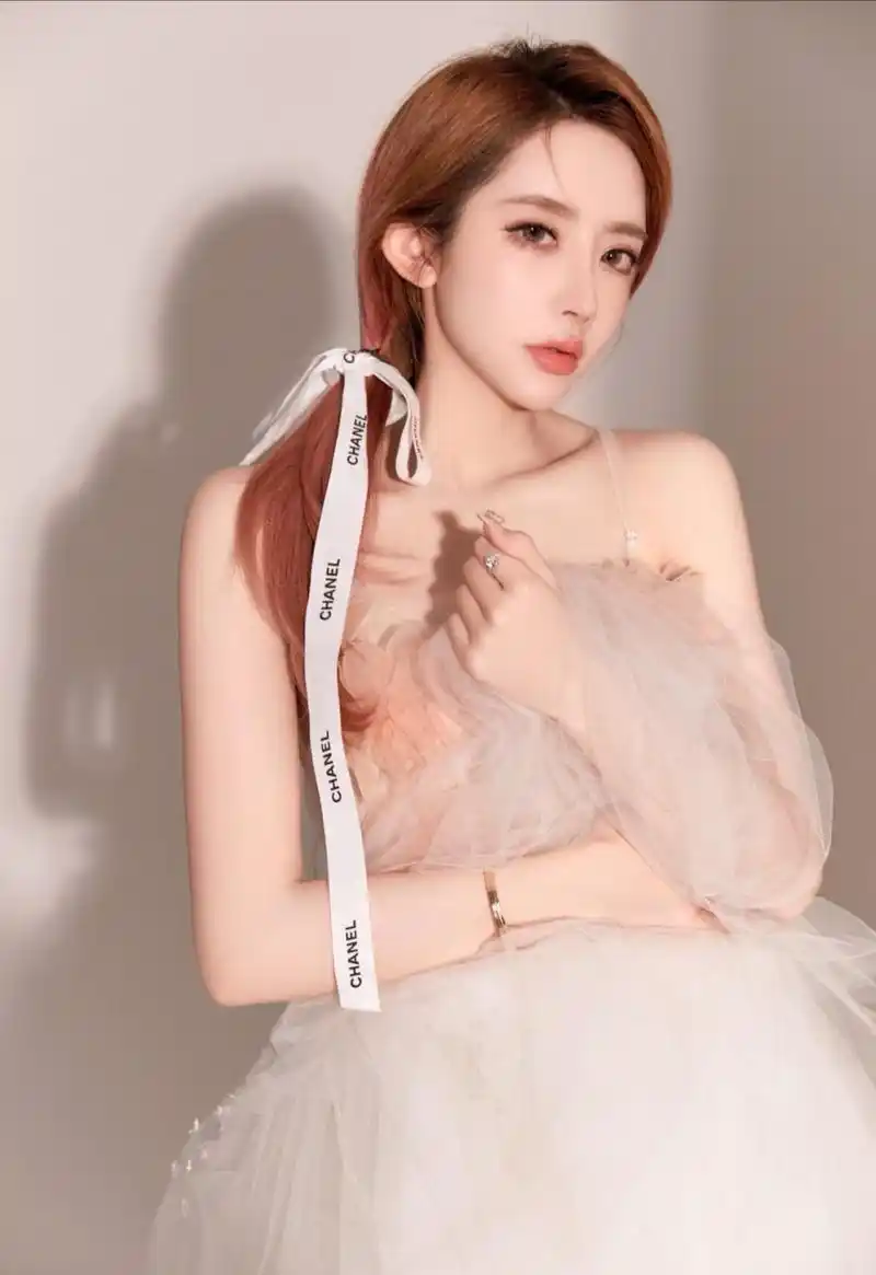 皮肤白皙水嫩,身材苗条曲线优美,很甜很美!#养眼美女