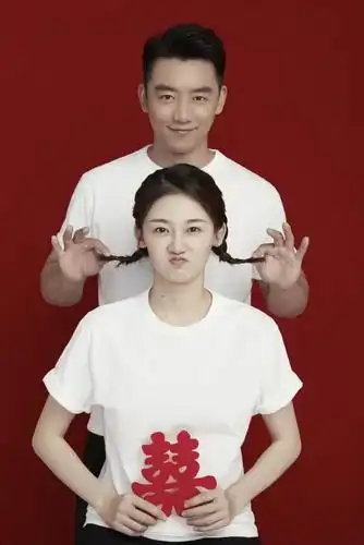 郑恺苗苗官宣结婚!证件照喜庆甜蜜很恩爱,苗苗肚子还有"喜"