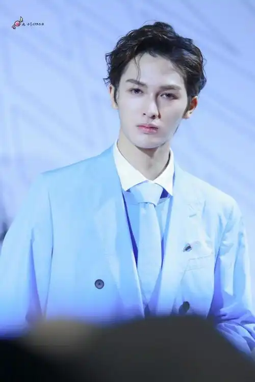 18日晚,朱正廷一袭浅蓝色西装亮相mahb时尚先生盛典红毯,蓝色西装给