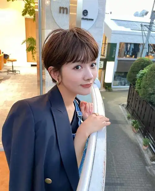 可盐可甜的女生短发俏皮可爱