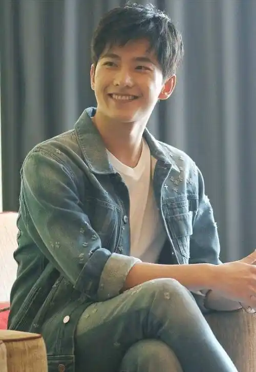 杨洋的俊朗颜值不是一般人能比的,一身牛仔套装,看着帅气又阳光