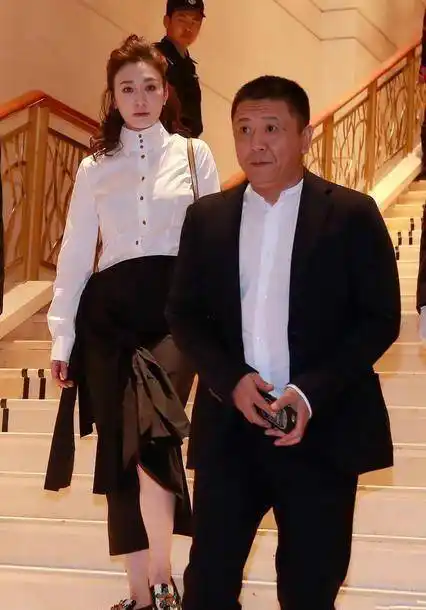 李小冉与老公亮相,制片人老公穿西装气场真强,她穿着简单成跟班_基础