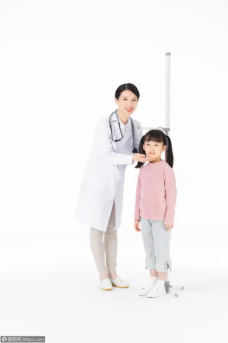 医护人员给小女孩测量身高