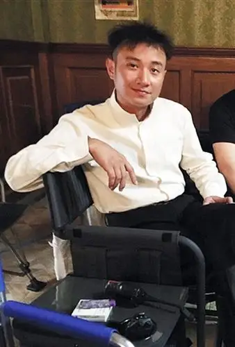文章也将短发烫弯,与老婆保持一致.
