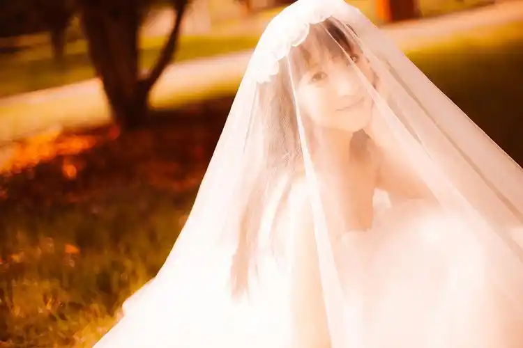 夏日暖色婚纱美女高清写真壁纸