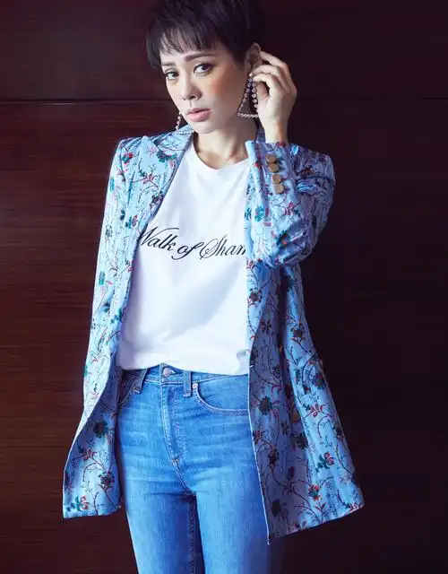 宁静担任校草大赛评委点评幽默睿智现场展歌喉