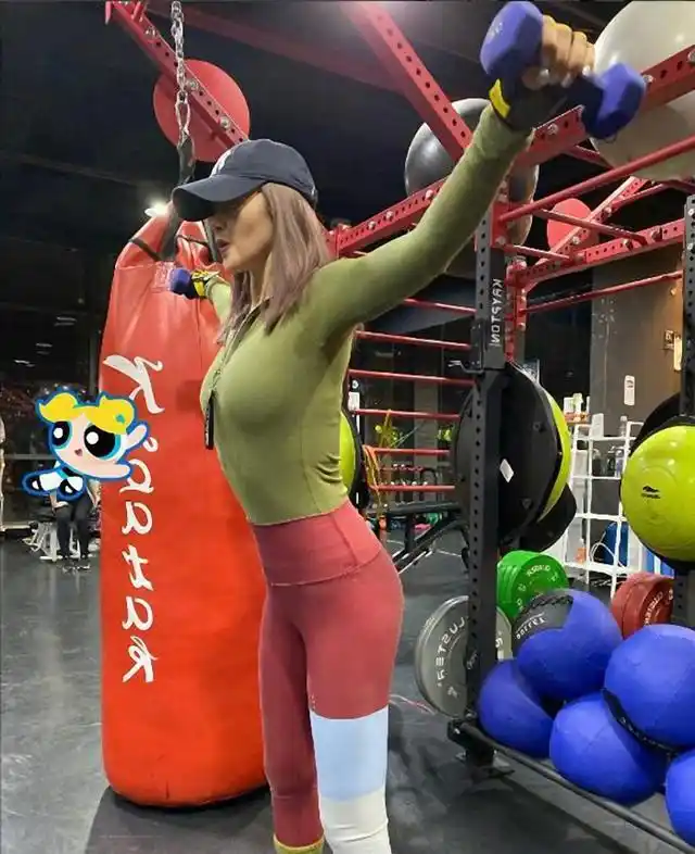 谭维维晚会献唱小腹微凸,被指已怀孕,这事儿服装要背锅