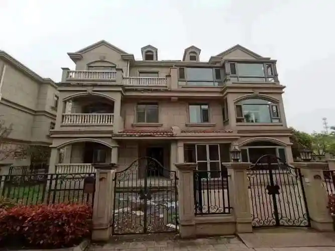 新世纪一号别墅,两间三层,298平方,毛胚,798万