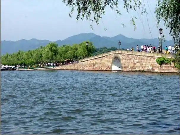 杭州西湖断桥有哪些美景(杭州西湖断桥之名原来是这么来的)(2)