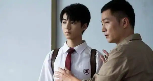 原创我是班主任王俊凯学生装帅气出场关晓彤变身小关老师期待