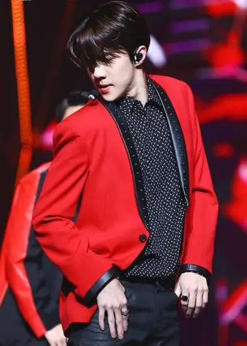 港风男神吴世勋,颜值和身材都非常优越,此男只应天上有吧