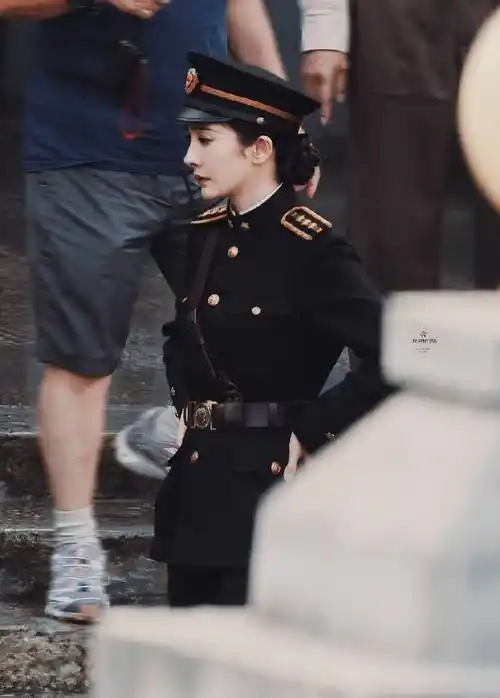 原创杨幂黑色军装照充满张力束腰皮带凸显傲人上围妥妥的制服诱惑