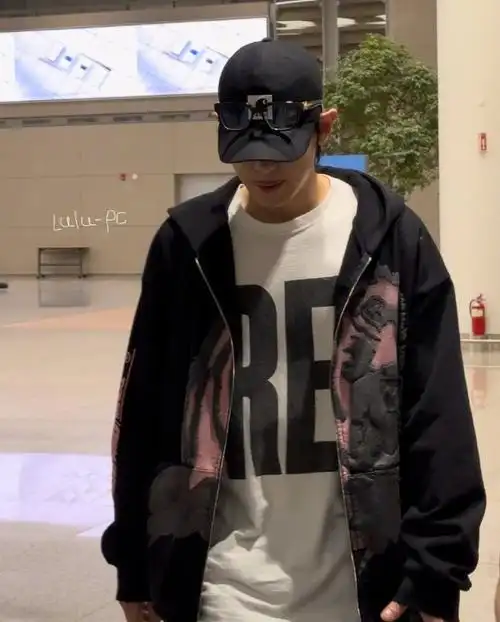 朴灿烈超话#朴灿烈唯一官方门面#  【预览】240421 仁川机场到达 cr